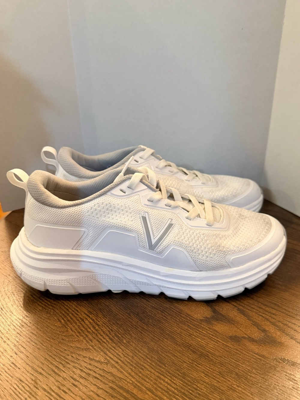 Vionic Max walking sneakers. Women size 8.5